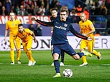 Двухматчевое испанское дерби в четвертьфинале Лиги чемпионов УЕФА завершилось победой мадридского "Атлетико" над "Барселоной", которая не смогла защитить титул действующего обладателя самого престижного еврокубка