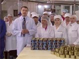 Путину по видеосвязи в ходе прямой линии рассказали, что на сахалинском рыбокомбинате с 9 августа 2015 года людям не платят зарплату