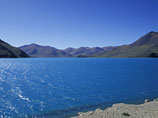 На одном из священных озер Тибета женщина устроила обнаженную фото-сессию