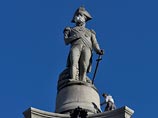 В Лондоне активисты "Гринписа" надели газозащитную маску на 52-метровый памятник Нельсону