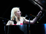 Всемирно известная американская пианистка украинского происхождения Валентина Лисица начала в понедельник, 18 апреля, гастрольный тур по населенным пунктам самопровозглашенной Донецкой народной республики