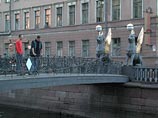 Чугунных львов с позолоченными крыльями, стоящих на Банковском мосту через канал Грибоедова в Санкт-Петербурге, снимут для проведения реставрации и установки защиты от неаккуратных любителей селфи Чугунных львов с позолоченными крыльями, стоящих на Банковском мосту через канал Грибоедова в Санкт-Петербурге, снимут для проведения реставрации и установки защиты от неаккуратных любителей селфи