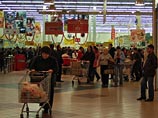 Граждане России впервые за последние восемь лет стали тратить на продовольственные товары, включая алкоголь и табачные изделия, более половины своих доходов Граждане России впервые за последние восемь лет стали тратить на продовольственные товары, включая алкоголь и табачные изделия, более половины своих доходов