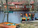 В Уфе вышедшие из берегов реки затапливают город, жителей перевозят на катере В Уфе вышедшие из берегов реки затапливают город, жителей перевозят на катере