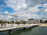 Власти французского городка Аркашон решили обмануть вандалов, сделав трехметровому Гераклу съемный протез пениса (ФОТО) Власти французского городка Аркашон решили обмануть вандалов, сделав трехметровому Гераклу съемный протез пениса (ФОТО)