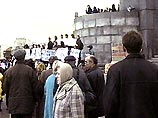 Как сообщает корреспондент НТВ с места событий, оставить Дворец пионеров детям требовали около 300 человек. Организатором митинга перед мэрией выступил общественный совет по защите дворца Как сообщает корреспондент НТВ с места событий, оставить Дворец пионеров детям требовали около 300 человек. Организатором митинга перед мэрией выступил общественный совет по защите дворца