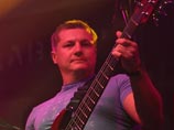 Бас-гитарист группы "Любэ" Павел Усанов, госпитализированный более двух недель назад в НИИ имени Склифосовского после избиения, скончался