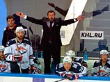 Тренер "Магнитки" в честь победы в Кубке Гагарина побреет половину лица