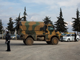 Турецкие пограничники вновь обстреляли сирийских беженцев, пытавшихся перебраться в Турцию из охваченной гражданской войной Сирии Турецкие пограничники вновь обстреляли сирийских беженцев, пытавшихся перебраться в Турцию из охваченной гражданской войной Сирии