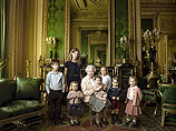 На одной из фотографий королева сидит в своих покоях в окружении внуков и правнуков