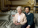 К 90-летию королевы Британии вышли ее новые фото с внуками, правнуками, дочерью и собаками корги