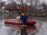 Ситуация с паводками в России продолжает ухудшаться. В настоящее время спасатели борются со стихией в 133 населенных пунктах России. По их данным, подтоплены дома почти восьми тысяч человек