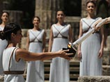 Традиционный ритуал воспламенения факела от собранных параболическим зеркалом солнечных лучей, служащий напоминанием о подарившем огонь людям титане Прометее, состоялся в античном святилище - храме Геры