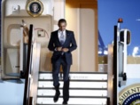 Президент США Барак Обама спускается по трапу самолета, прибывшего в Лондон