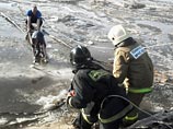 Сообщение о попавшем в беду мальчике поступило в единую дежурно-диспетчерскую службу города. К месту ЧП прибыли пожарные, спасатели, скорая помощь и полицейские Сообщение о попавшем в беду мальчике поступило в единую дежурно-диспетчерскую службу города. К месту ЧП прибыли пожарные, спасатели, скорая помощь и полицейские