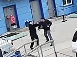 В Красноярске сняли на ВИДЕО драку охранников с курильщиком, которую пыталась пресечь только "неравнодушная собачка" В Красноярске сняли на ВИДЕО драку охранников с курильщиком, которую пыталась пресечь только "неравнодушная собачка"