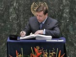 "Россия приветствует подписание Парижского соглашения, мы готовы к тесному взаимодействию со всеми партнерами в рамках совместной работы по преодолению глобальных последствий изменения климата", - сказал Хлопонин, выступая на церемонии подписания