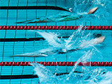 Болельщик с кругом-уточкой прыгнул в бассейн перед финальным заплывом на чемпионате России