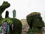 Инсталляцию под названием "Юность весны" - "зеленую голову", украсившую Пушкинскую площадь и возмутившую москвичей - уберут из центра города