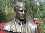 Памятник Владимиру Петухову в Нефтеюганске Памятник Владимиру Петухову в Нефтеюганске