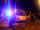 Журналисты со ссылкой на пресс-службу местного МЧС уточняют, что взрыв произошел около 21:51 по местному времени, когда автобус находился возле дома номер 11 по улице Алабяна