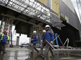 Истекает срок службы саркофага, который построили над реактором в 1986 году, он покрывается трещинами. При этом внутри по-прежнему находятся 200 тонн радиоактивных материалов, а для создания нового укрытия необходимо 1,5 млрд евро Истекает срок службы саркофага, который построили над реактором в 1986 году, он покрывается трещинами. При этом внутри по-прежнему находятся 200 тонн радиоактивных материалов, а для создания нового укрытия необходимо 1,5 млрд евро