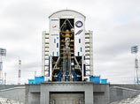 Ракета "Союз 2.1а" с тремя спутниками на стартовом столе нового российского космодрома "Восточный" Ракета "Союз 2.1а" с тремя спутниками на стартовом столе нового российского космодрома "Восточный"