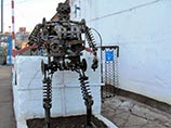Заключенные исправительной колонии И3 в Омской области изготовили из списанных деталей автомобилей скульптуру под названием "Робот Самоделкин"