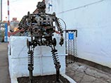 Омские заключенные смастерили "киборга" и назвали его Самоделкиным (ФОТО) Омские заключенные смастерили "киборга" и назвали его Самоделкиным (ФОТО)
