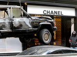В Париже грабители протаранили на автомобиле бутик Chanel и похитили дамские сумки
