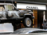 В Париже грабители протаранили на автомобиле бутик Chanel и похитили дамские сумки В Париже грабители протаранили на автомобиле бутик Chanel и похитили дамские сумки
