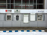 Согласно распоряжению Порошенко работающие в стране банки закрыли отделения в районах, которые фактически перестали подчиняться Киеву, и вывезли из них всю наличность