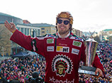 Хоккеист сборной Норвегии Матс Россели Олсен выбежал на поле по ходу матча чемпионата Швеции по футболу между "Гетеборгом" и "Мальме"