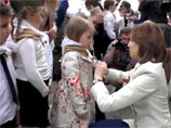 Поклонская повязала "маленьким защитникам России" в Крыму "георгиевские" галстуки Поклонская повязала "маленьким защитникам России" в Крыму "георгиевские" галстуки