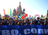 Участники первомайской демонстрации на Красной площади в Москве