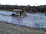 В Могочинском районе Забайкальского края полицейские и водитель геологоразведочной экспедиции спасли четырех подростков с оторвавшейся льдины