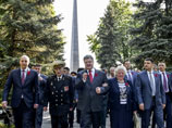 Порошенко и Гройсман возложили цветы к могиле Неизвестного Солдата в Киеве