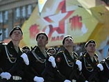 На земле парадным строем прошли 2,5 тысячи военнослужащих и около 100 единиц военной техники На земле парадным строем прошли 2,5 тысячи военнослужащих и около 100 единиц военной техники