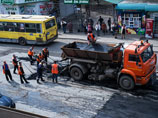 В ямах на трассе в Омской области посадили деревья (ФОТО) В ямах на трассе в Омской области посадили деревья (ФОТО)