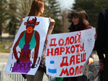 "Монстрация" - альтернативная первомайская демонстрация, участники которой надевают костюмы и несут плакаты с шуточными и абсурдными лозунгами