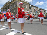 Участники праздничного шествия, посвященного второй годовщине Дня независимости самопровозглашенной ДНР, в Донецке