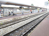 Полиция Франции выясняет причины самоубийства молодой женщины, которая прыгнула на железнодорожные пути перед прибывающим поездом