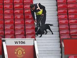 Британские полицейские отменили воскресный матч последнего тура чемпионата Англии по футболу между "Манчестер Юнайтед" и "Борнмутом" из-за муляжа взрывного устройства, забытого на трибунах своими коллегами