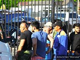Массовая драка со стрельбой произошла у центрального входа на Хованское кладбище 14 мая. Как сообщалось, конфликт вспыхнул после того, как вооруженные кавказцы прибыли на кладбище на 15 автомобилях Массовая драка со стрельбой произошла у центрального входа на Хованское кладбище 14 мая. Как сообщалось, конфликт вспыхнул после того, как вооруженные кавказцы прибыли на кладбище на 15 автомобилях