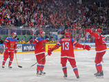 Сборная России в заключительном матче группового турнира чемпионата мира по хоккею со счетом 4:1 победила команду Швеции и в четвертьфинале турнира сыграет с командой Германии Сборная России в заключительном матче группового турнира чемпионата мира по хоккею со счетом 4:1 победила команду Швеции и в четвертьфинале турнира сыграет с командой Германии