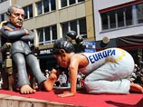 В то же время скетч частично был признан сатирическим произведением, поэтому суд счел допустимыми стихи о том, как Эрдоган "преследует меньшинства" и ограничивает свободу слова в Турции В то же время скетч частично был признан сатирическим произведением, поэтому суд счел допустимыми стихи о том, как Эрдоган "преследует меньшинства" и ограничивает свободу слова в Турции