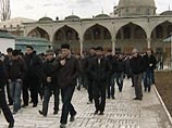 Джалалдинов пришел в мечеть в окружении жителей Цумадинского района Дагестана. По выходе из мечети некие люди попытались захватить Джалалдинова, но этому помешали окружающие