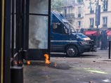 В Париже, где протестуют правоохранители, неизвестные подожгли полицейский автомобиль В Париже, где протестуют правоохранители, неизвестные подожгли полицейский автомобиль