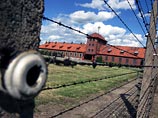 В музее Освенцима нашли кружку с двойным дном, в которой были спрятаны золотые украшения В музее Освенцима нашли кружку с двойным дном, в которой были спрятаны золотые украшения