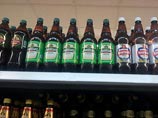 Правительство России подготовило поправки в законодательство, предусматривающие запрет на производство и продажу алкоголя в пластиковых бутылках объемом более 1,5 литра